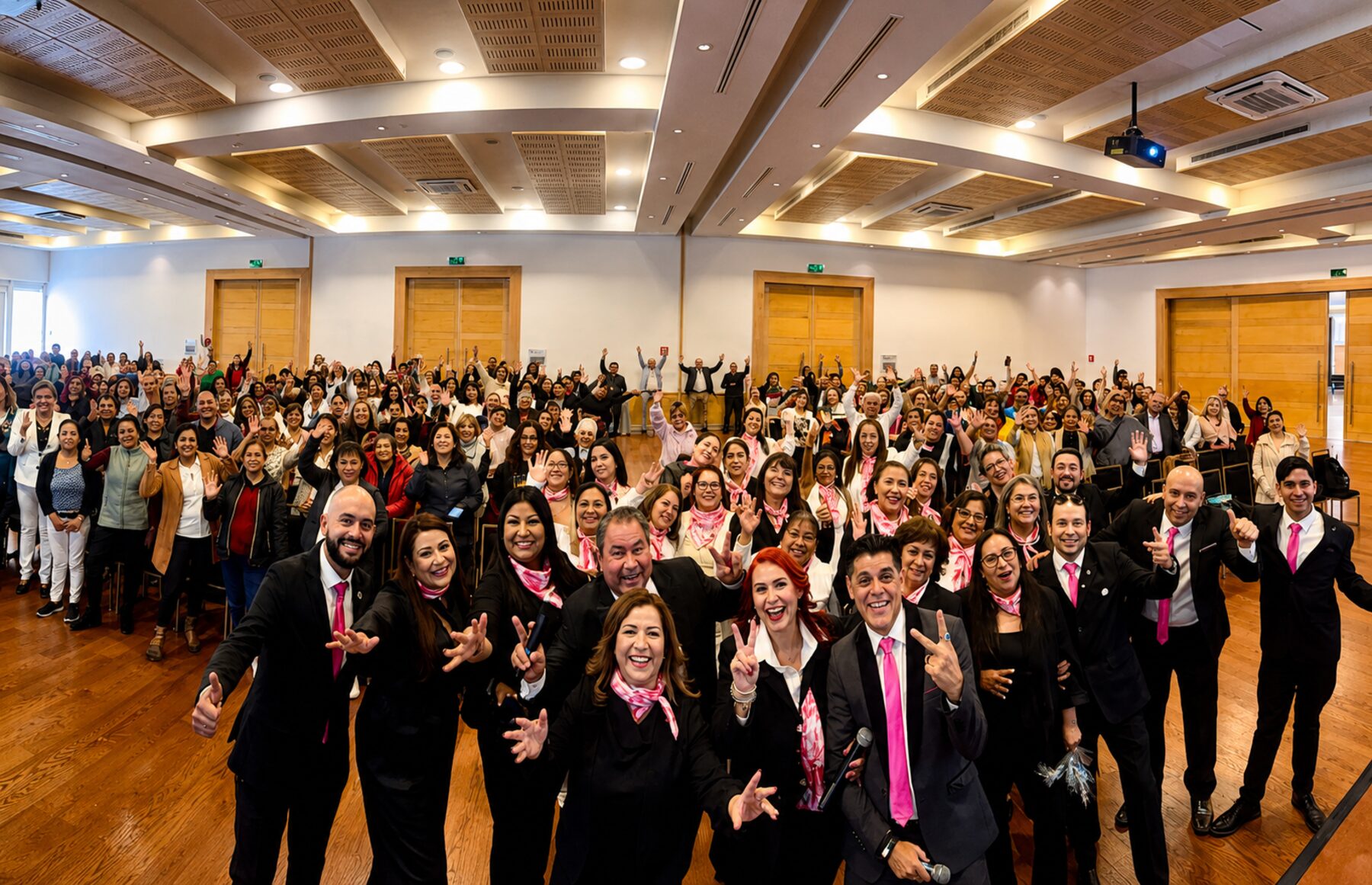 Marce Rivera con la comunidad Sheló NABEL en evento internacional